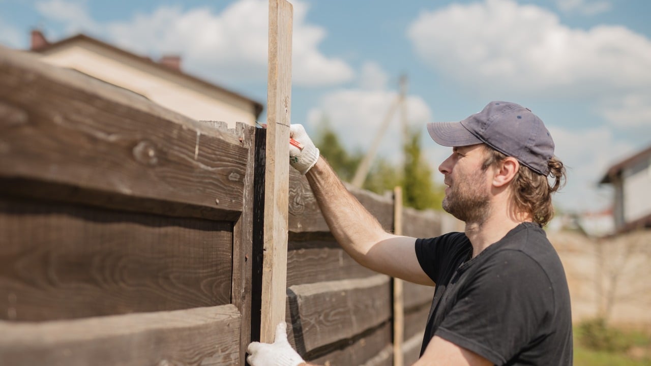 man-build-fence (1)