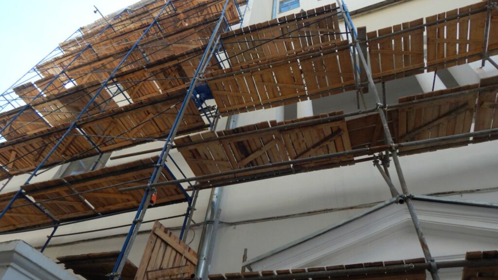 Repair work on the scaffolding 