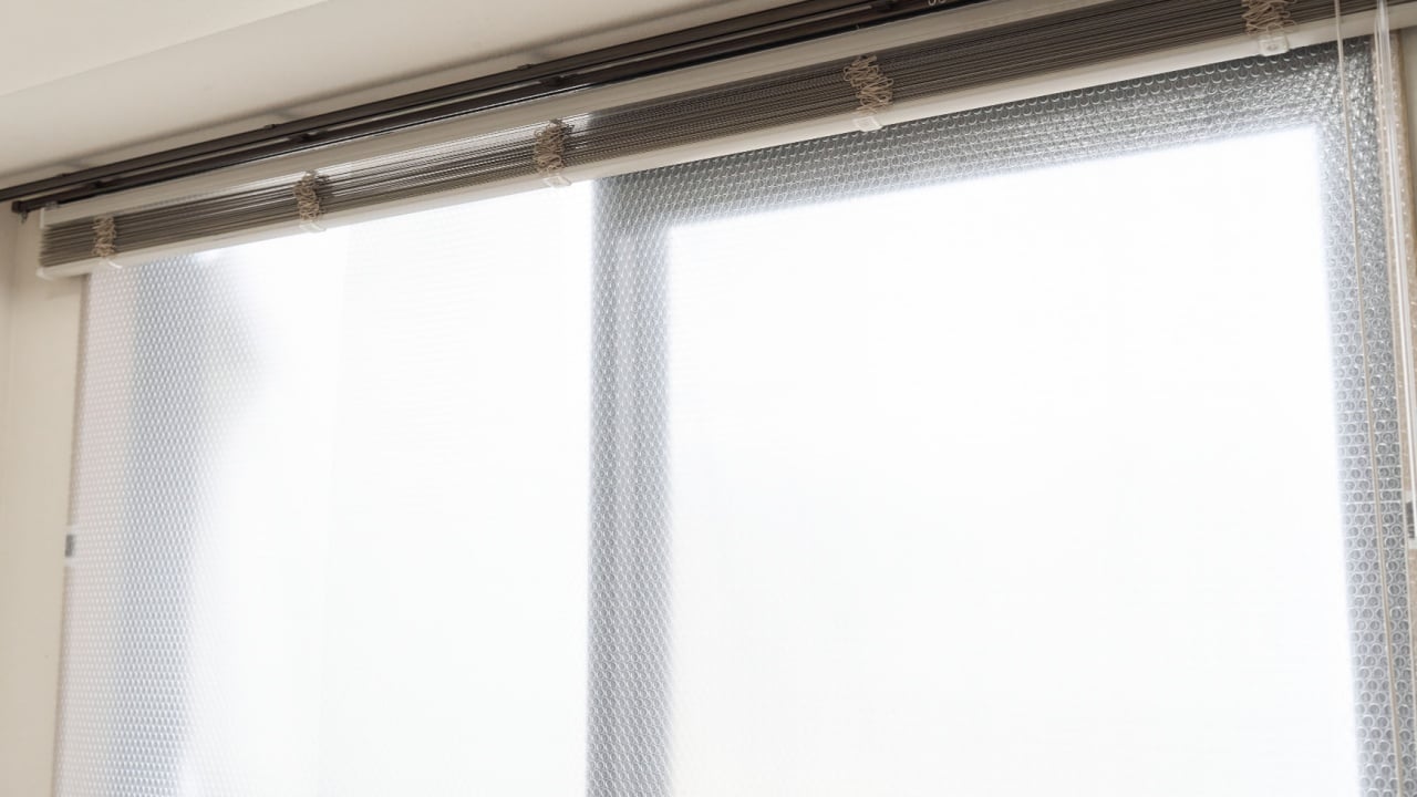 Double-glazed windows made from bubble wrap